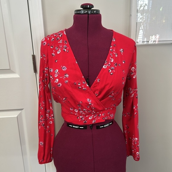 Floral wild fable cropped top - Picture 2 of 8